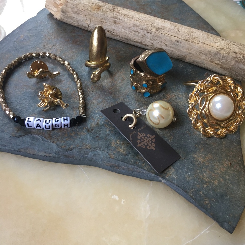 🎈🎈🎈7 piece jewelry bundle junk drawer lot 2 rings 2 pins beaded bracelet more